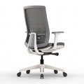 Ergonomischer Bürostuhl mit Armlehnen und Synchronmechanik